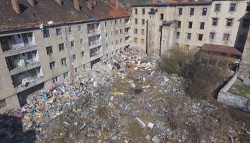 Kolem dvou vybydlených domů to vypadá jako na skládce. Město je nechá zbourat