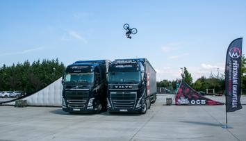 Dokázal, co nikdo před ním. Český biker přeskočil dva kamiony se saltem vpřed