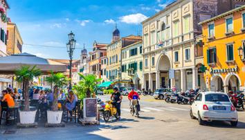 Italské město se pouští do boje proti turistům. Zakáže venkovní posezení