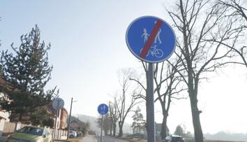 Řidičům v Blansku motají hlavu značky. Na krátkém úseku šestkrát mění rychlost
