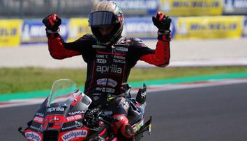 Marc Márquez byl blízko další výhře ve sprintu, nakonec spadl. Vyhrál Bezzecchi