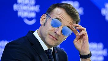 Macron se skryl za sluneční brýle. Lidé spekulují, že ho zbila manželka