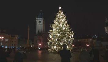 Rozsvěcení stromku na "Staromáku" bylo bez diváků. Co jiná města?