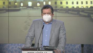 Na rekonvalescenci není čas. Hamáček po operaci zamířil na jednání vlády