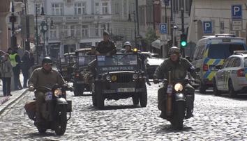 Motorky i auta z druhé světové války. Českem projel historický konvoj