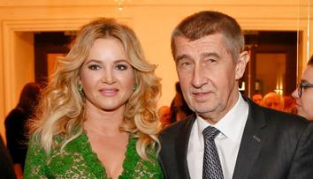 Babiš ukázal, jak si s rodinou užil Vánoce. Monika s Vivien oblékly pyžama