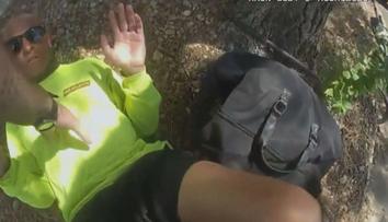 Další drsný incident v USA! Policista muže škrtil a zběsile mlátil pistolí