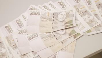 Podezřelí obelstili vkladomaty padělky. Z bank vybrali skoro milion korun
