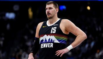 Jokič ovládl Vánoce v NBA rekordním výkonem. Denver zvládl obrovské drama