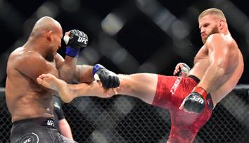 Blachowicz vyhrál se zničeným nártem, Souzu porazil na body