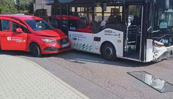 Pořádně se nerozjel a už dojel. Chotěboř řeší nehodu svého jediného autobusu