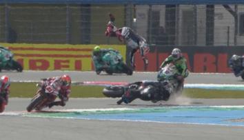 Děsivá nehoda na MS superbiků. Jezdec letěl z motorky, boural i mistr světa