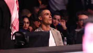 Ikona UFC schytala další tvrdý knokaut. Prohrál i oblíbenec Cristiana Ronalda
