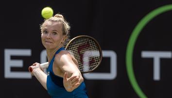 Nosková a Siniaková mají na trávě formu. V Eastbourne postupují