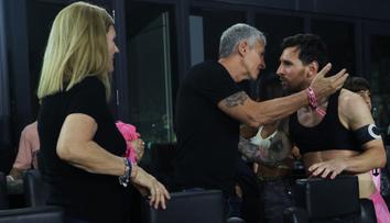 Messi před zraky rodičů řádil, teď ho čeká souboj s českým hráčem