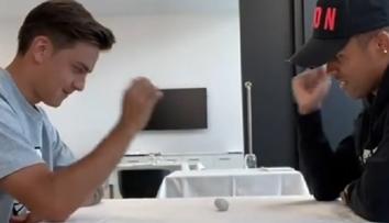 Tak blbá, až geniální hra: Hvězdám Juventusu stačí kámen na stole!