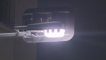 Praha trvá na výměně pouličního osvětlení za bezpečnější LED lampy. Změní ale odstín světla