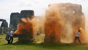 Británie je v šoku. Aktivisté posprejovali slavný monument Stonehenge