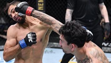 UFC nabídlo parádní podívanou. Holloway je o krok blíže k titulu