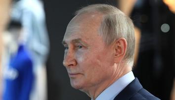 Unikla zvláštní fotka, na které Putin plánuje válku. Detail zarazil i experty