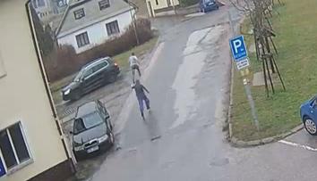 Žena pronásledovala zloděje, který kradl. Nakonec získala jeho lup