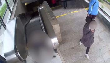 Okradený důchodce se vážně zranil na eskalátorech. Lidé mu nepomohli! VIDEO
