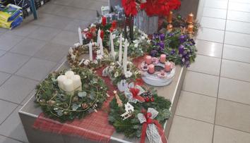 Řada lidí zbytečně utrácí za adventní věnce. Vyrobte si je doma, radí odbornice