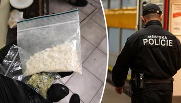 Muž kopal do sanitky a sprostě nadával, strážníci u něj našli drogy