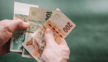 Pozor na odměňování za známky a úklid. Odborník radí, kdy dětem dávat kapesné