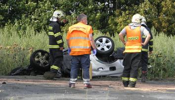 Tragédie: BMW vjelo pod kamion. Uhořel v něm člověk