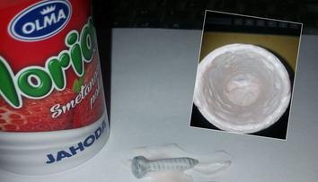 Matka našla v jogurtu pro dceru šroub! Nemožné, brání se výrobce
