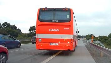 ANKETA: Hasiči v koloně blokovali odstavný pruh! Měli na to právo?