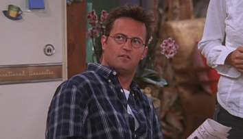 Matthew Perry jako sarkastický Chandler. Připomeňte si jeho nejlepší hlášky z Přátel