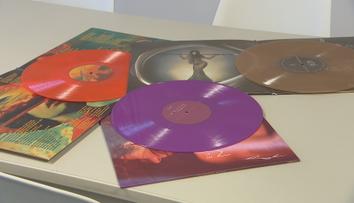 Vinylové desky jsou znovu v módě. Kupují je také mladí
