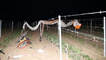 Pilot chtěl vysypat popel družky nad vinicí! Řízení kluzáku nezvládl