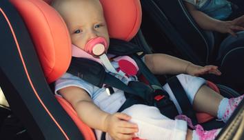 Pozor na doplněk k autosedačkám! Může dítěti vážně ublížit, varují experti