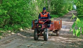 Seniora na traktůrku odmrštilo auto do příkopu, na místě zemřel
