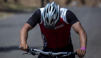 Hromadný pád cyklistů na Plzeňsku. Šest mladíků skončilo v nemocnici