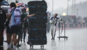 Start zdržel déšť i chyba v softwaru. FIA vysvětlila nečekané zastavení vozů