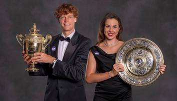 Z kurtu rovnou na parket. Nosková v černých šatech okouzlila Wimbledon