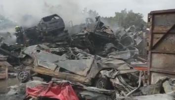 Vrakoviště v Praze pohltily plameny, dým byl vidět kilometry daleko