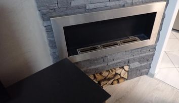 Plameny z krbu popálily rodinu. Nejhůř dopadla malá holčička