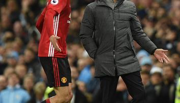 Červená za 19 sekund! Pak se Fellainiho zastal jen Mourinho