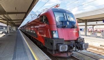 Railjet byl kompletně přeplněný. Cestující museli vystoupit z vlaku ven a jet jinak