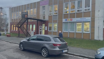 Učitelce nevyšel chemický pokus. Ona a dvě děti jsou popálené, jedno velmi vážně