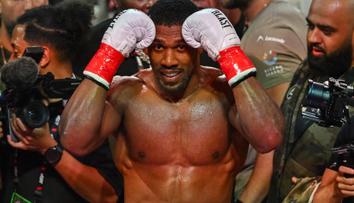 Boxer Joshua vyjádřil úctu zemřelým kamarádům. Sdílel emotivní vzkaz