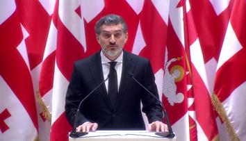 V Gruzii složil přísahu nový prezident. Před palácem protestovaly tisíce lidí