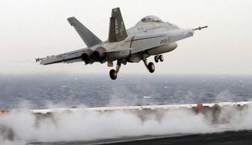 Americká F-18 se zřítila na britském venkově, pilot zahynul