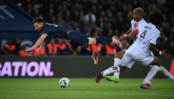Messi se pořádně proletěl. Za faul se pomstil gólem a PSG slaví výhru