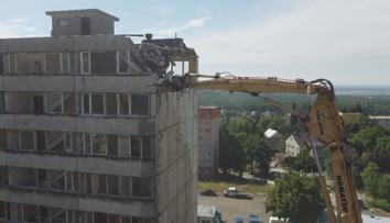 Další vybydlený panelák v Janově šel k zemi. V plánu jsou i další demolice